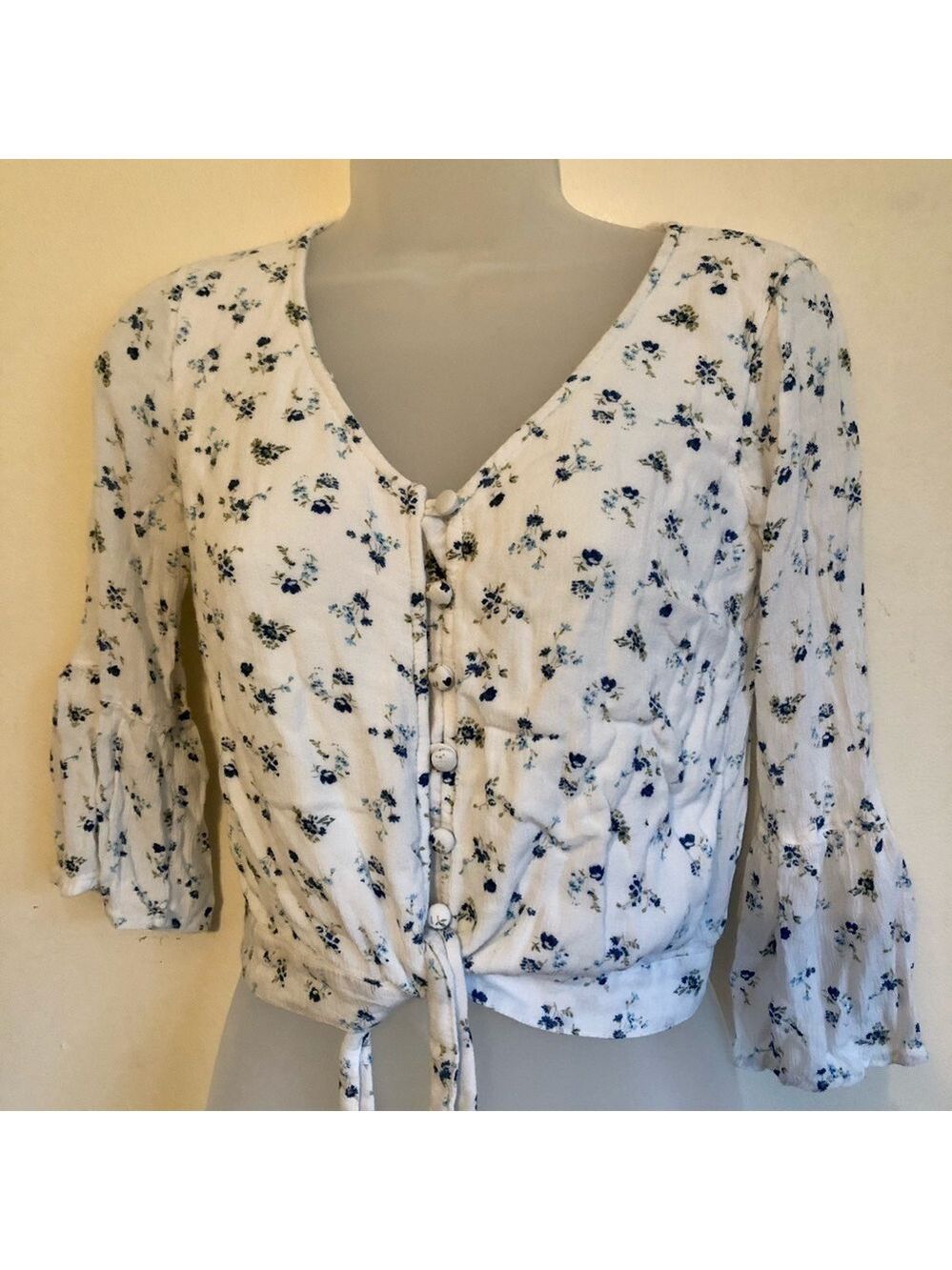 𝅺HOLLISTER floral cropped tie front blouse sz small
